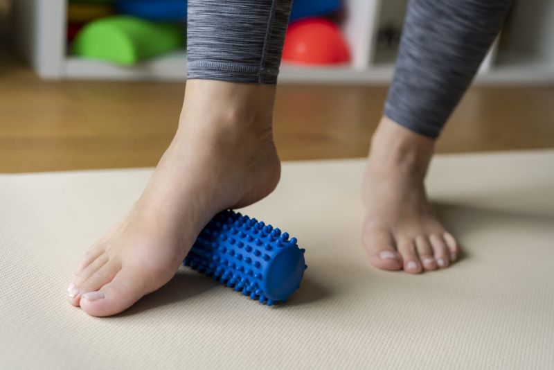 TULLO fizjo Prosty wałek do masażu i rehabilitacji czerwony